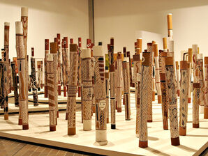 Aboriginal_hollow_log_tombs02.jpg